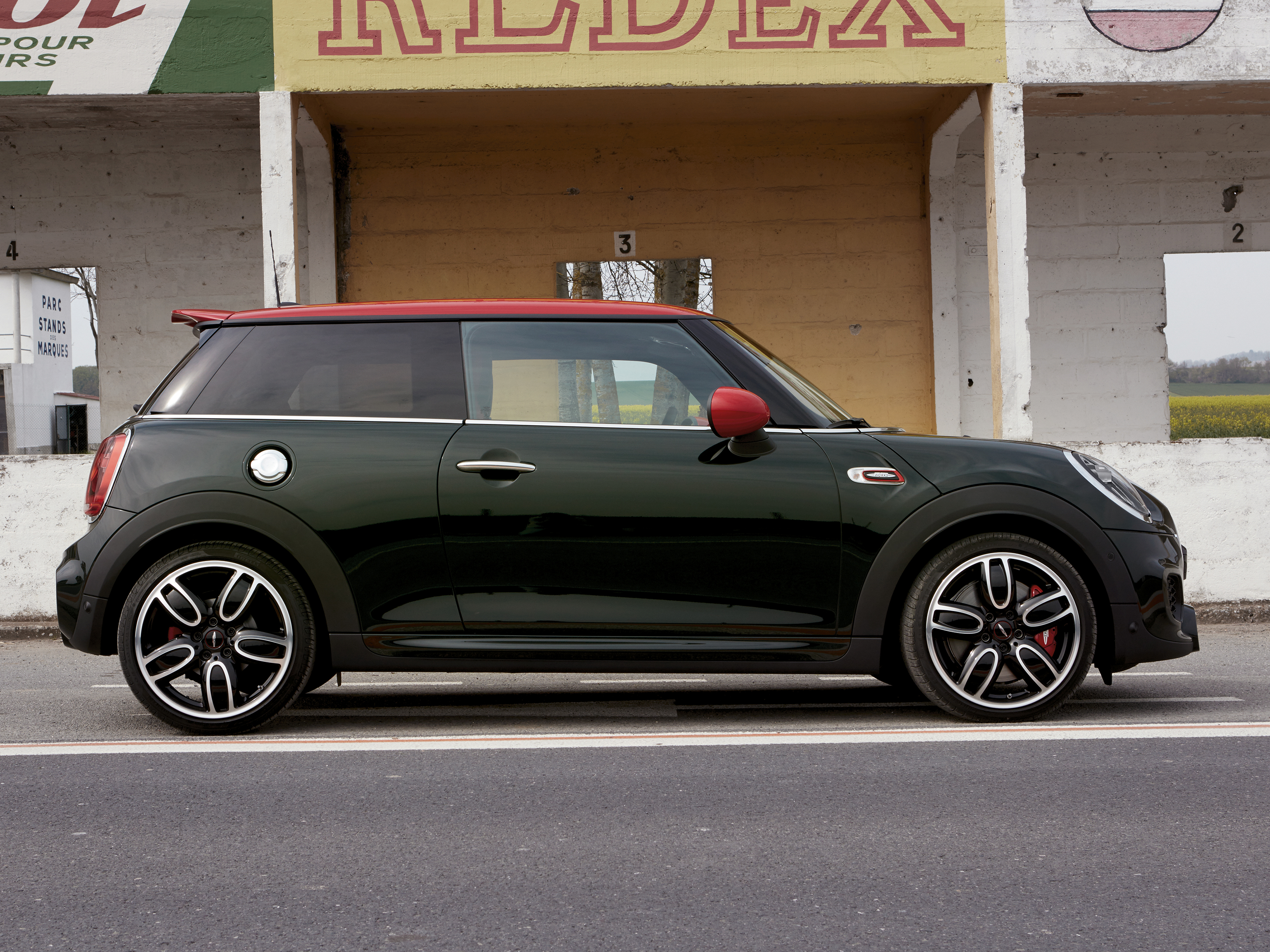 JOHN COOPER WORKS – ВИД СБОКУ