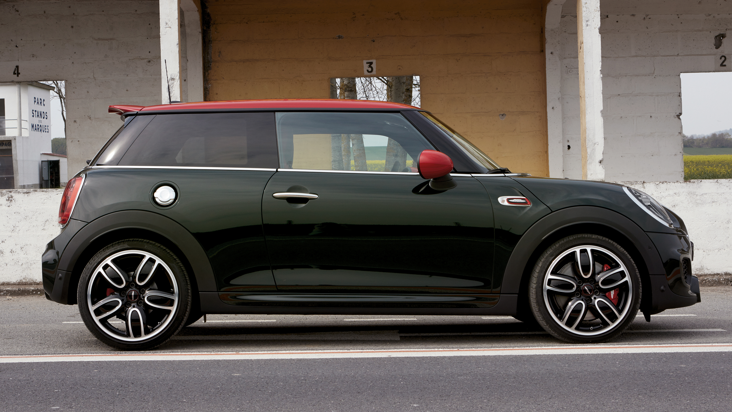 JOHN COOPER WORKS – ВИД СБОКУ