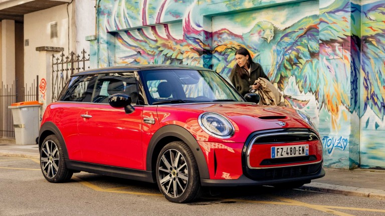 Фото MINI Cooper SE цвета Chili Red и женщина (автор) в Гренобле, Франция. 