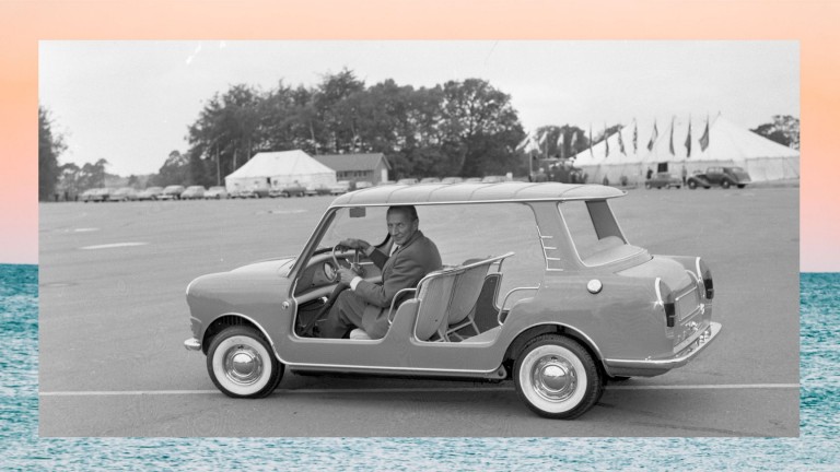 Сэр Алек Иссигонис за рулем пляжного автомобиля Wolseley Hornet или Riley Elf на мероприятии.