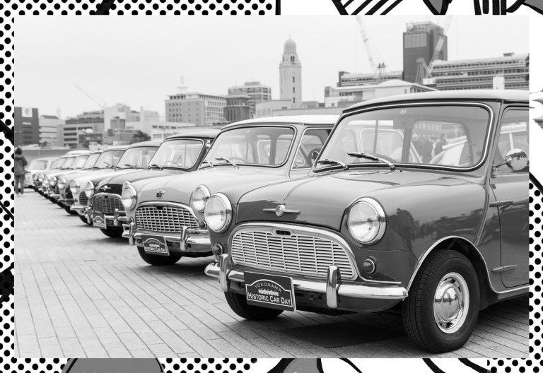Классические Mini на ежегодном Дне исторических автомобилей в Йокогаме.
