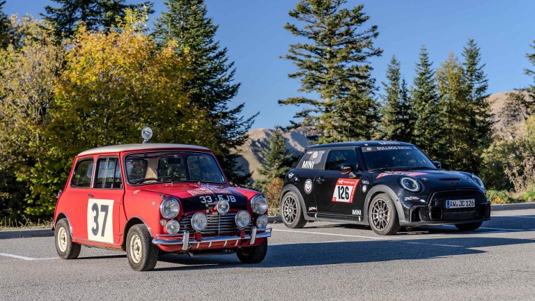 Mini, победитель ралли 1964 года, на парковке рядом с современным раллийным MINI.