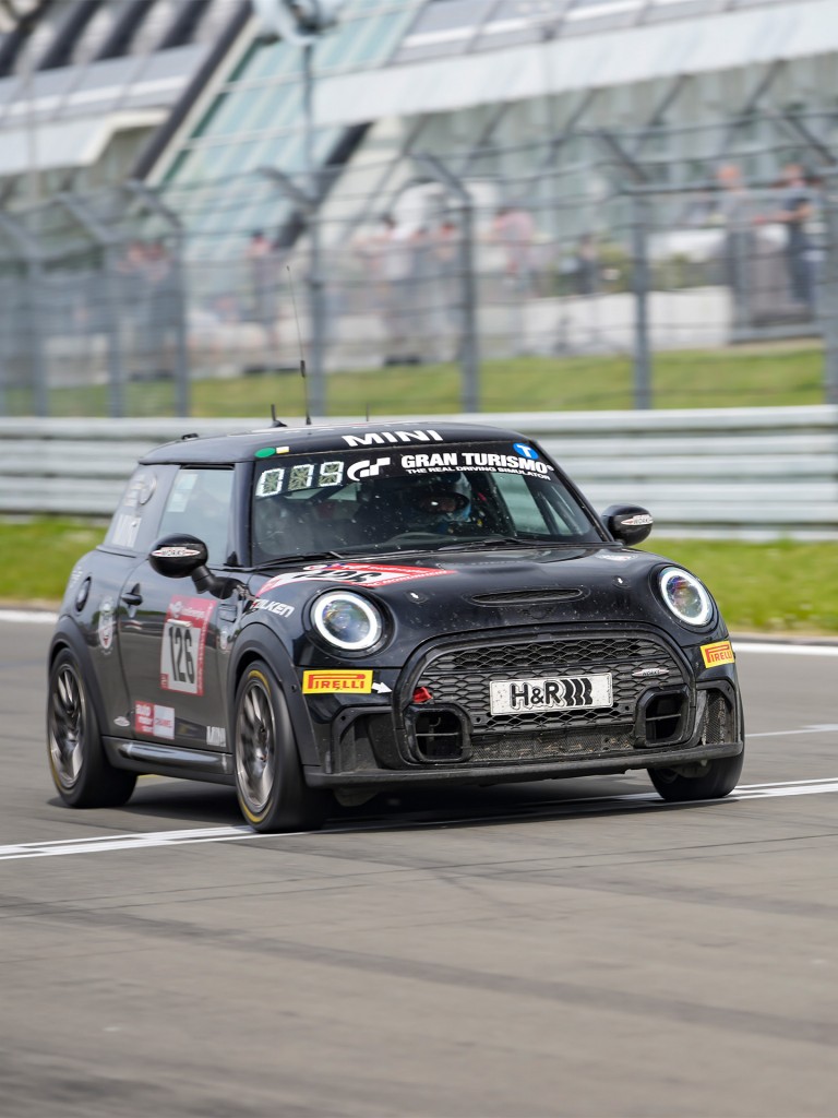 Современный John Cooper Works MINI участвует в ралли.