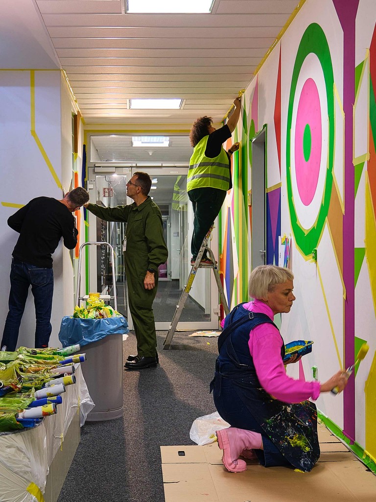 Мораг Майерскоу и ее команда работают в коридоре штаб-квартиры MINI в Мюнхене, Германия.