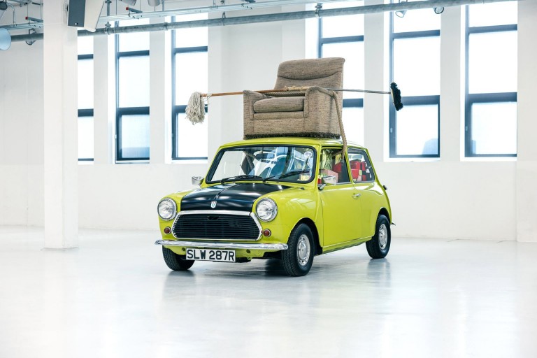 Фотография Mini 1000 Mr. Bean с креслом на крыше автомобиля.