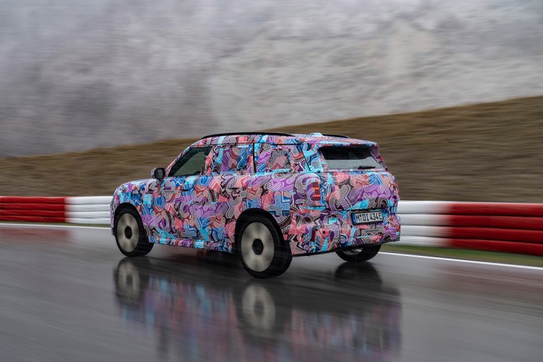 The new MINI Countryman boasts several sustainable features that make it a more eco-friendly choice for drivers. One example of this is that there are no chrome decorative elements in the exterior and interior. And for the manufacturing process, green electricity is used. But these are only two facts out of many more. 