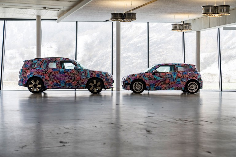 Two camouflaged MINIs of the new family: left the new MINI Countryman, right the MINI Electric. 