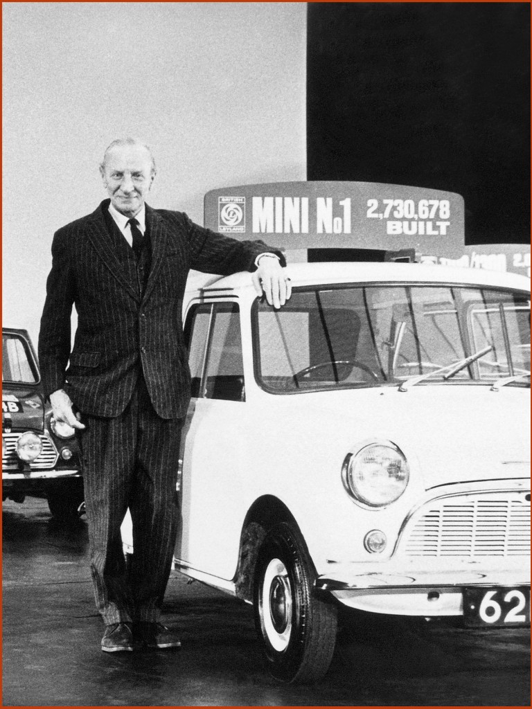 Главный дизайнер оригинального Mini сэр Алек Иссигонис на фото рядом с Mini.