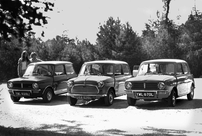 Черно-белое фото с тремя автомобилями: Mini и два Mini Clubman.