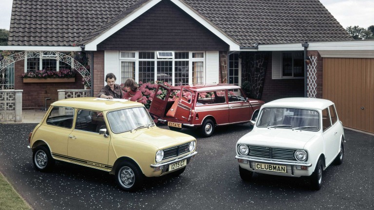 Автомобили MINI Clubman и Mini Estate в рекламном ролике.