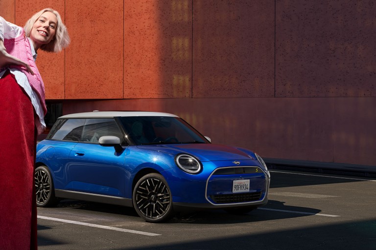 MINI all-electric - driving experience - driving assistance