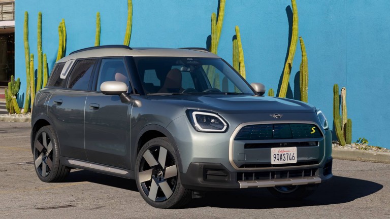 MINI all-electric Countryman - digital experience - connected upgrades