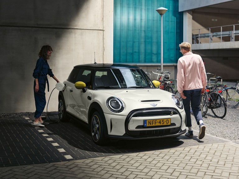 MINI 3 двери Cooper SE – вид спереди – серебристый и черный